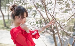 老头边吃奶边弄进去呻吟